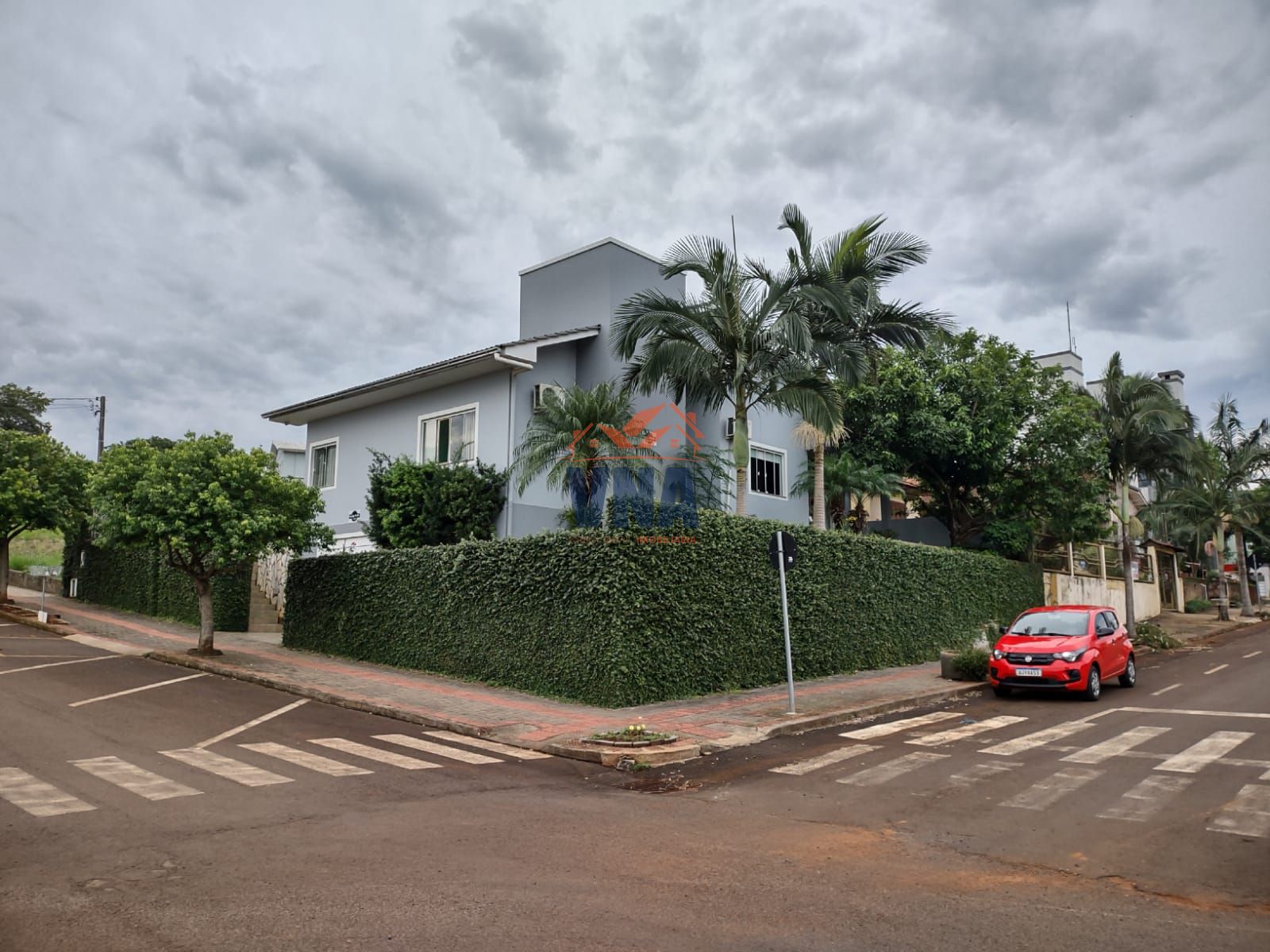 CASA A VENDA A UMA QUADRA DA PRAÇA DO LAGO