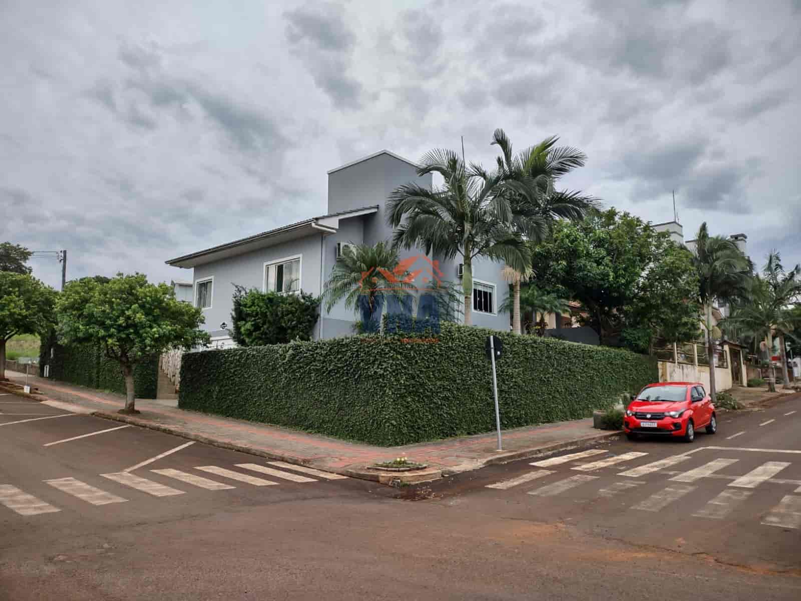 CASA A VENDA A UMA QUADRA DA PRAÇA DO LAGO