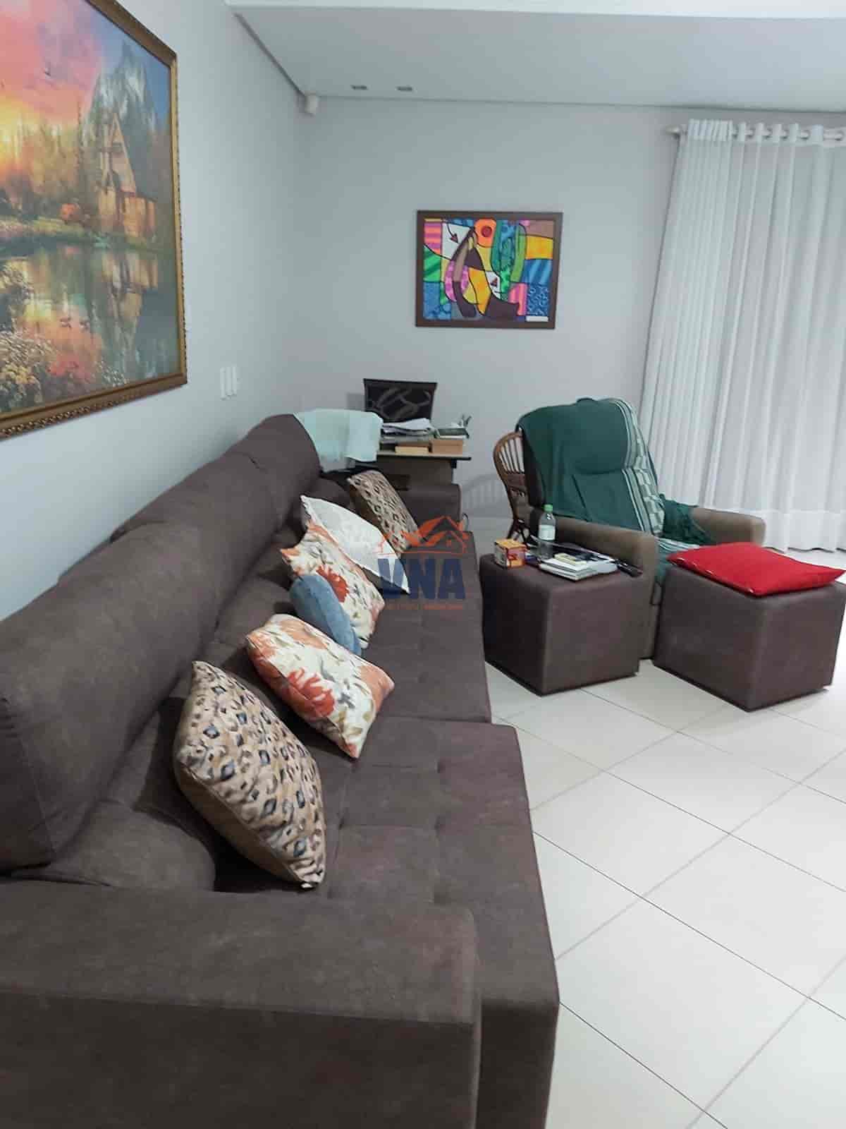 CASA A VENDA A UMA QUADRA DA PRAÇA DO LAGO