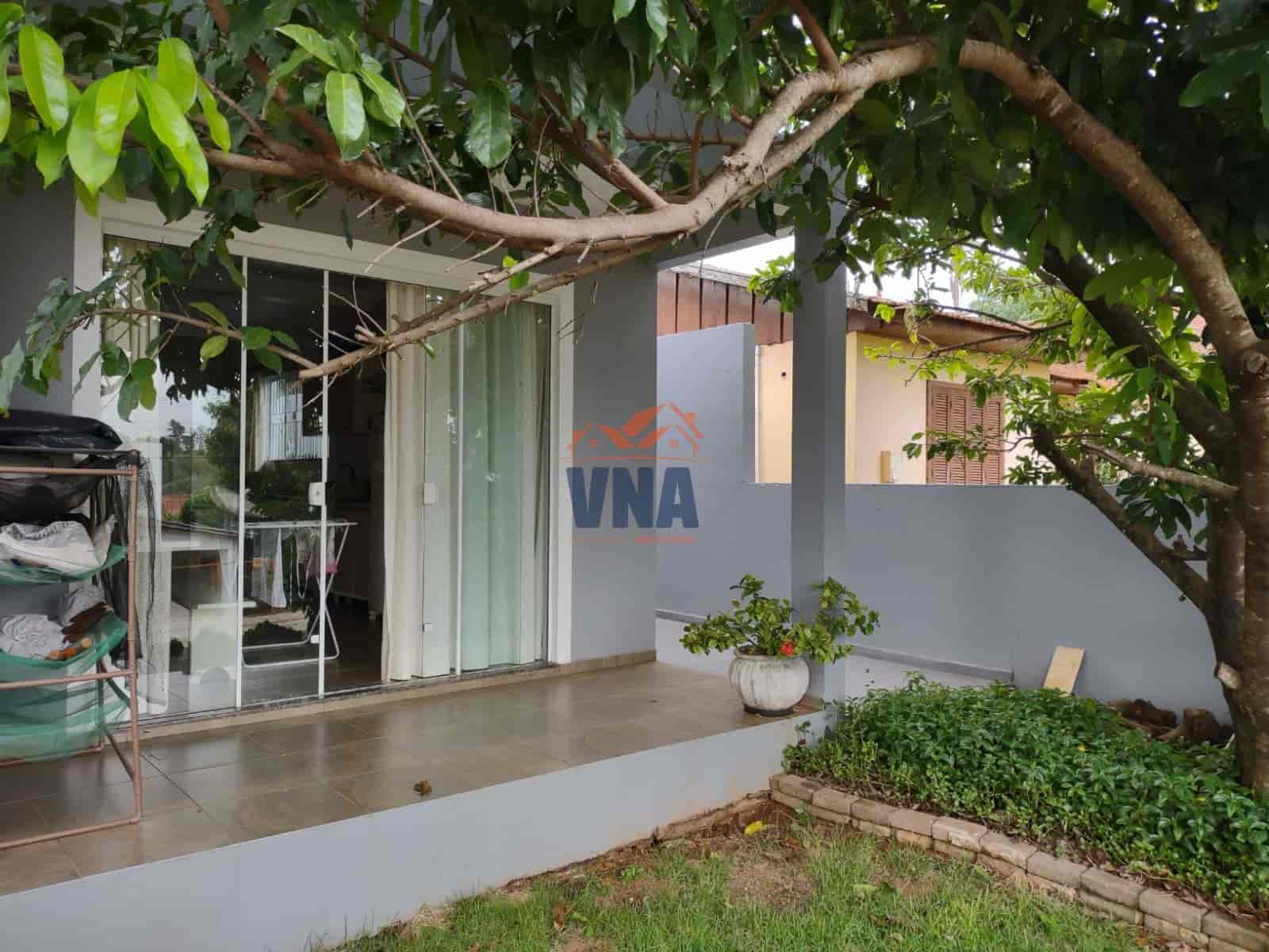 CASA A VENDA A UMA QUADRA DA PRAÇA DO LAGO