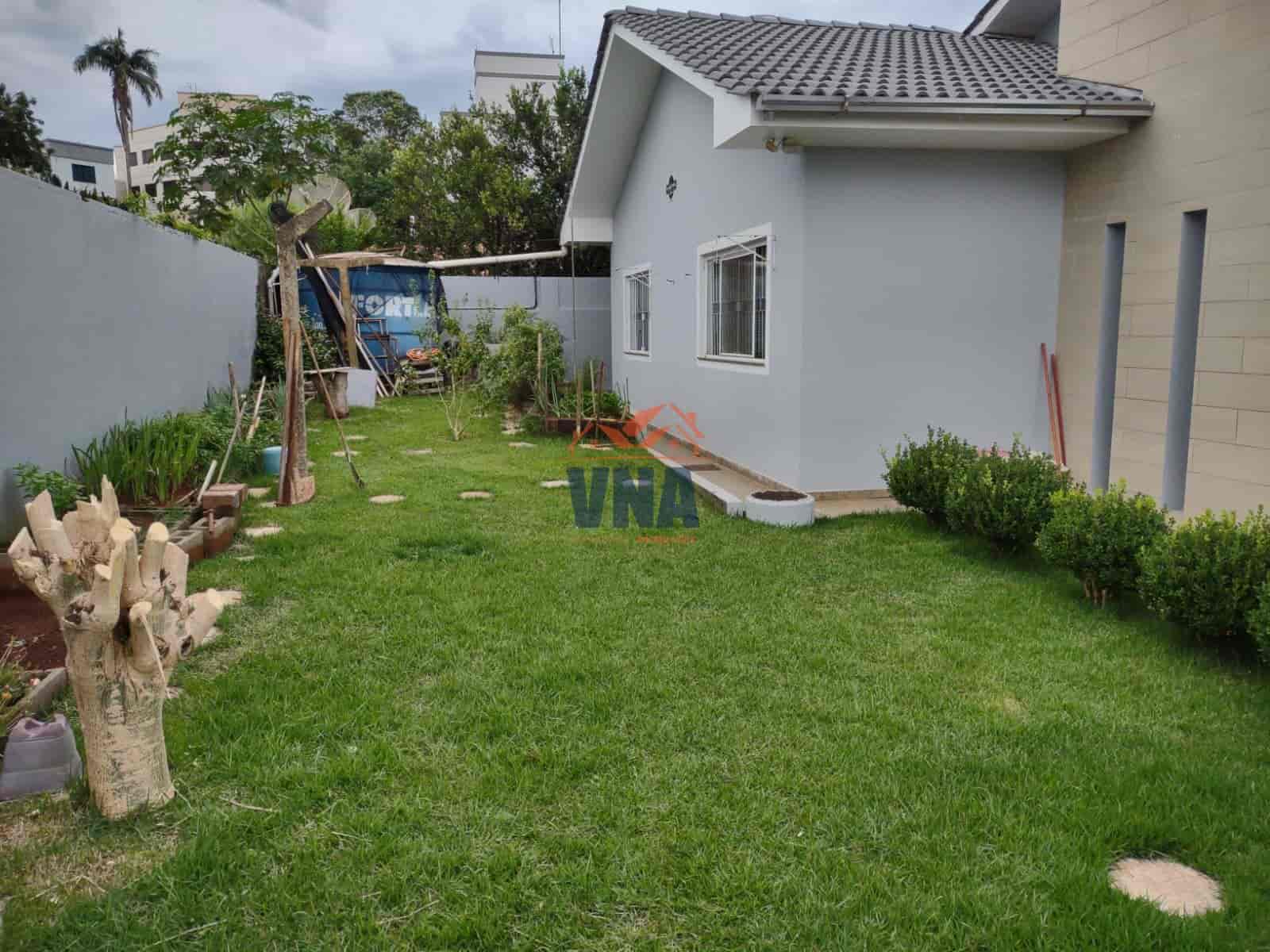 CASA A VENDA A UMA QUADRA DA PRAÇA DO LAGO