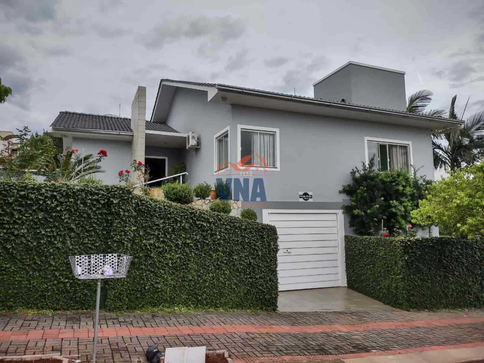 CASA A VENDA A UMA QUADRA DA PRAÇA DO LAGO
