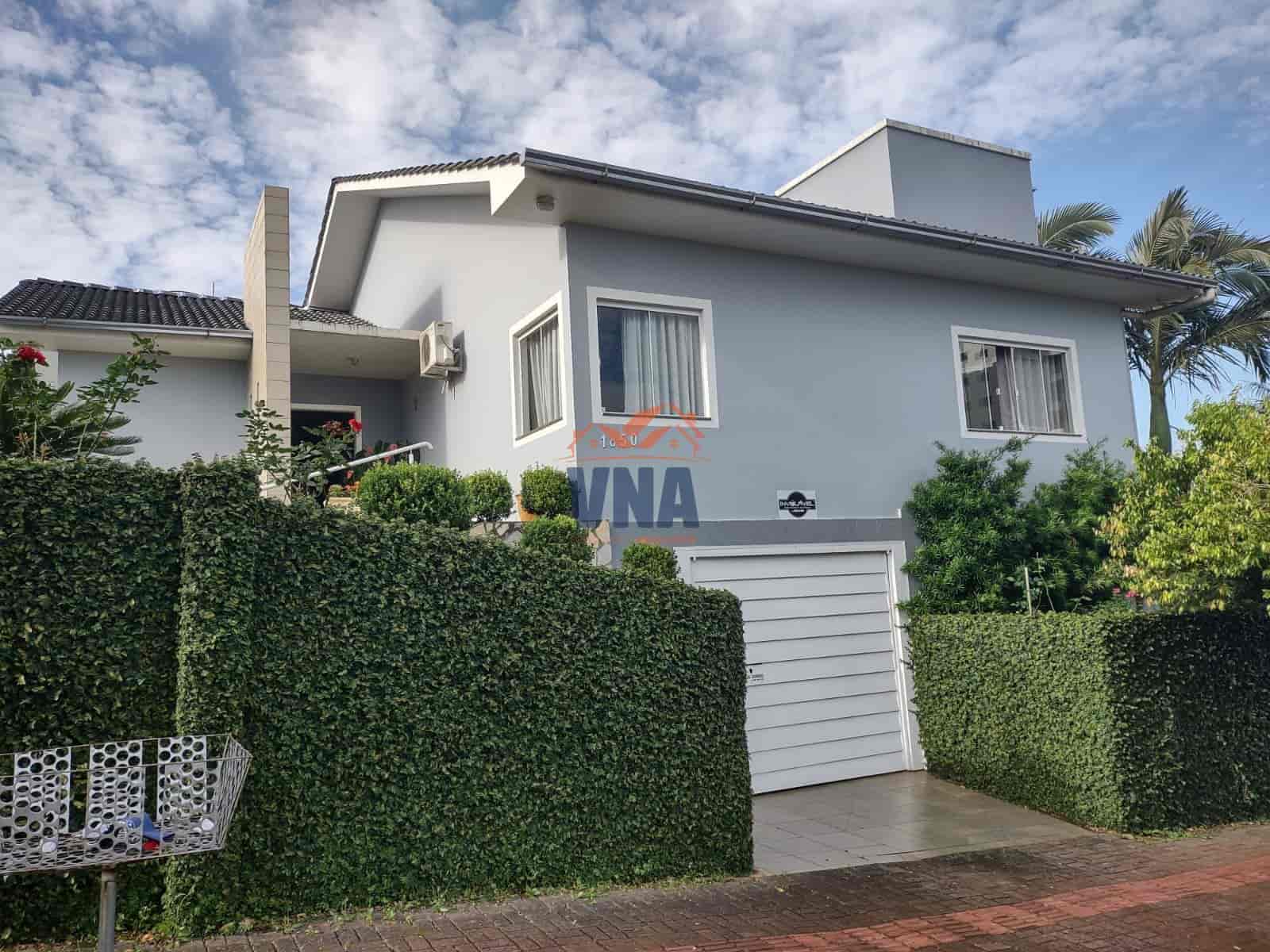 CASA A VENDA A UMA QUADRA DA PRAÇA DO LAGO