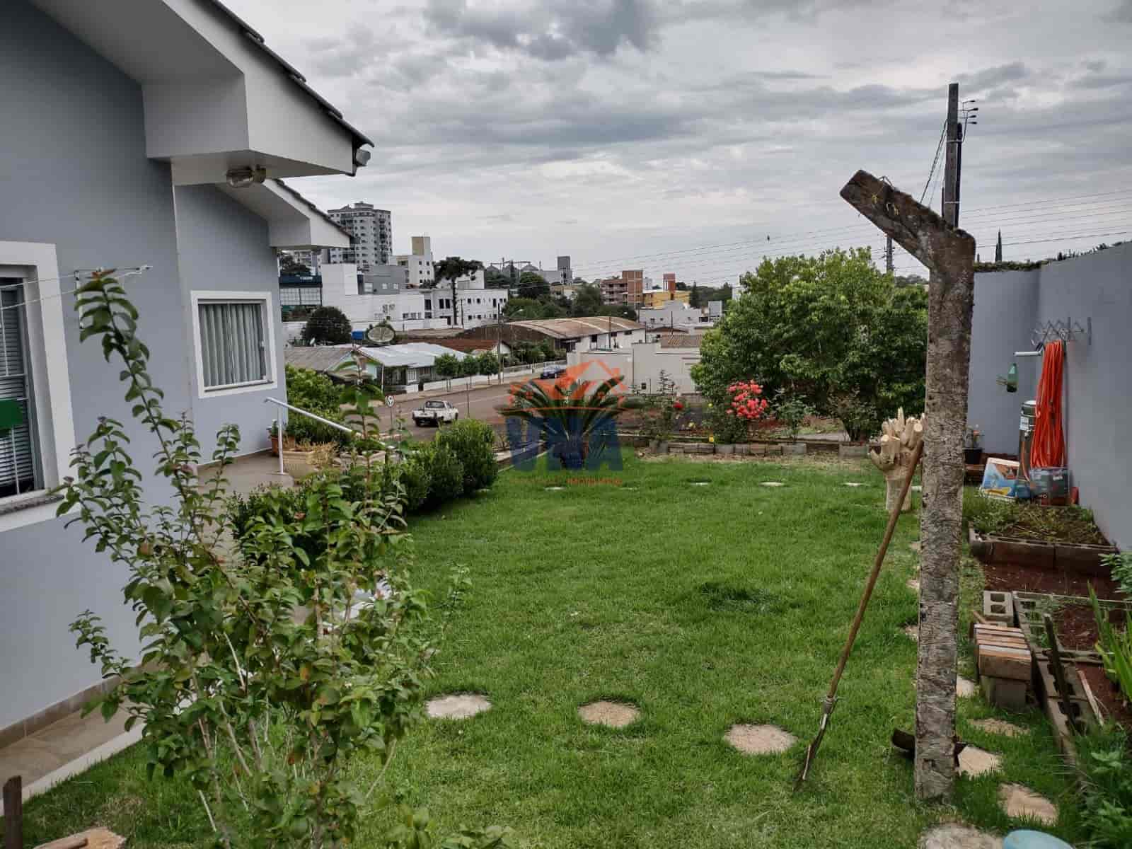 CASA A VENDA A UMA QUADRA DA PRAÇA DO LAGO