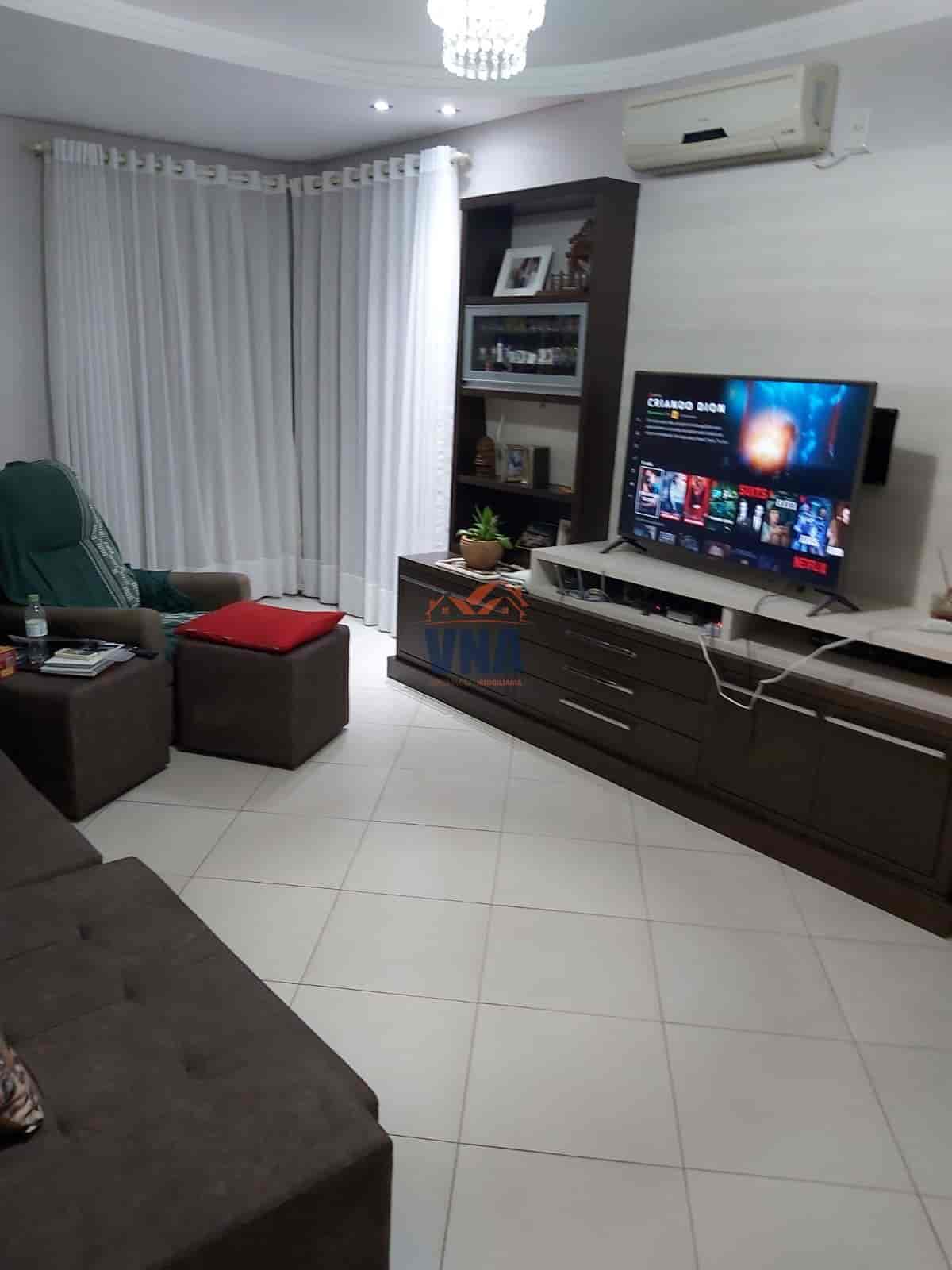 CASA A VENDA A UMA QUADRA DA PRAÇA DO LAGO