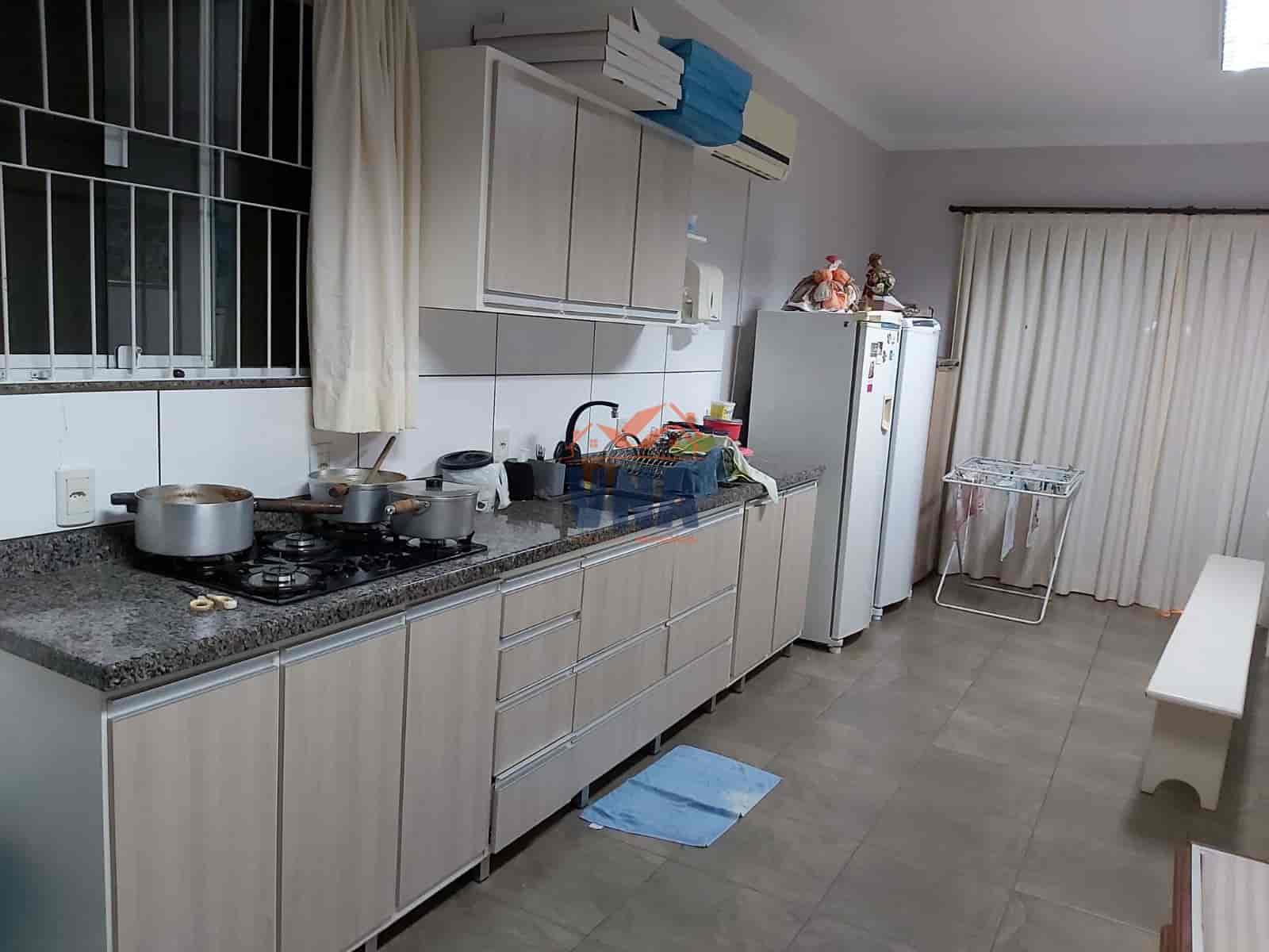 CASA A VENDA A UMA QUADRA DA PRAÇA DO LAGO