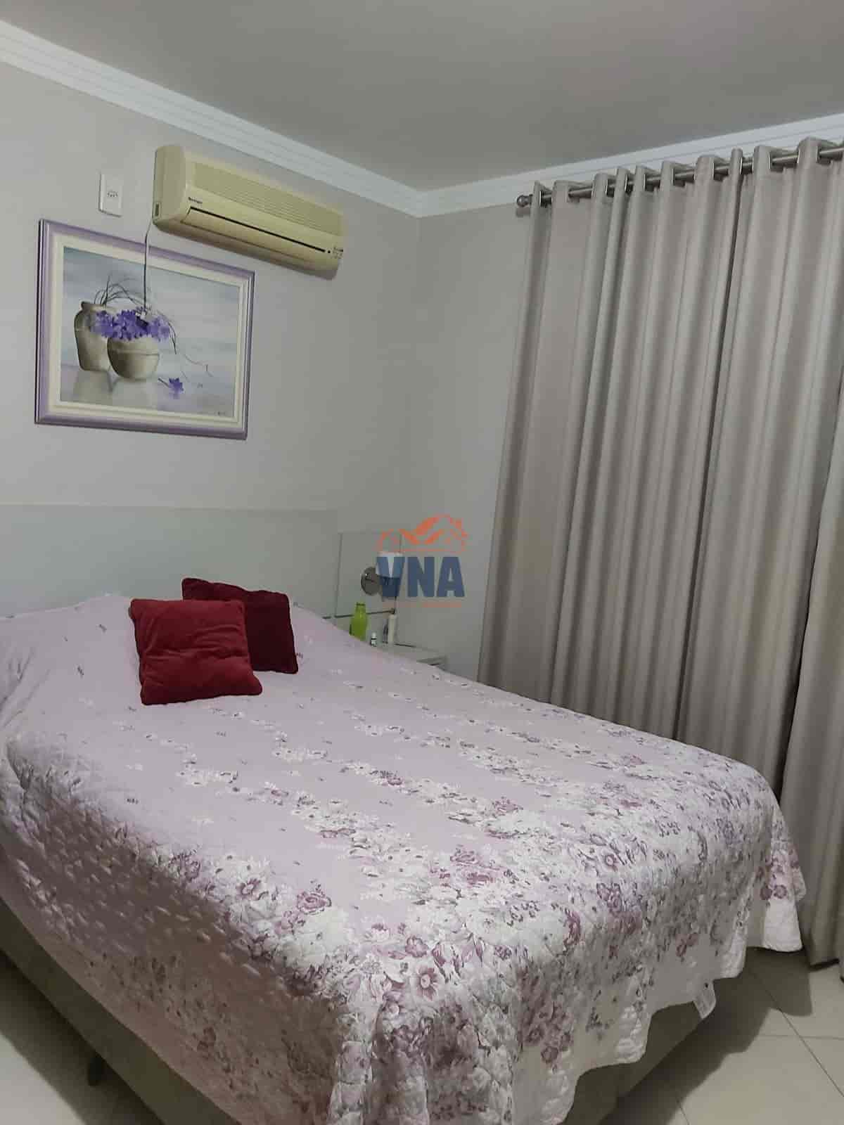 CASA A VENDA A UMA QUADRA DA PRAÇA DO LAGO