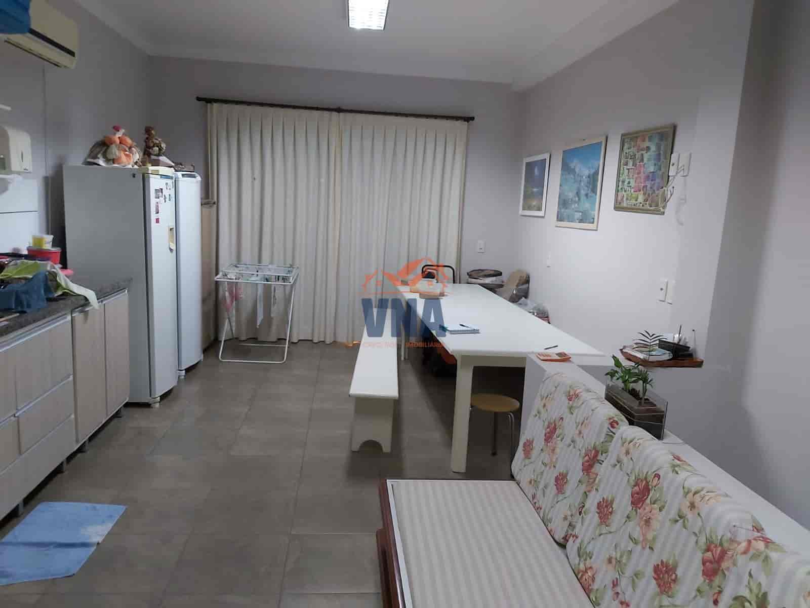 CASA A VENDA A UMA QUADRA DA PRAÇA DO LAGO