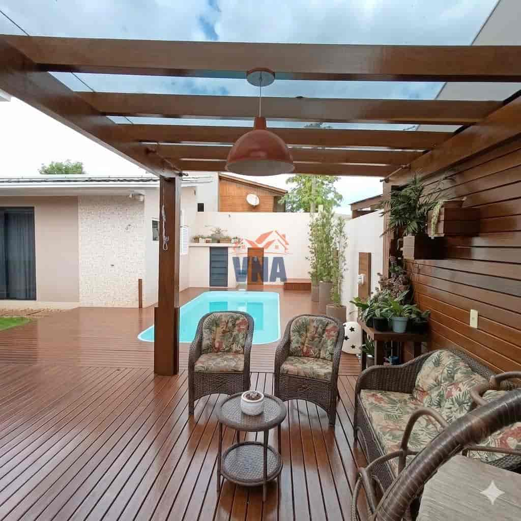 Casa com Piscina no Bairro Pioneiro!