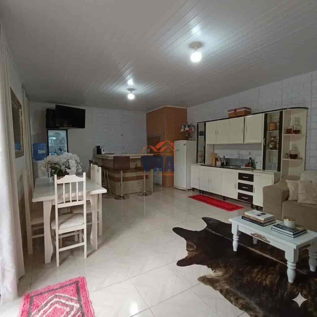 Casa com Piscina no Bairro Pioneiro!