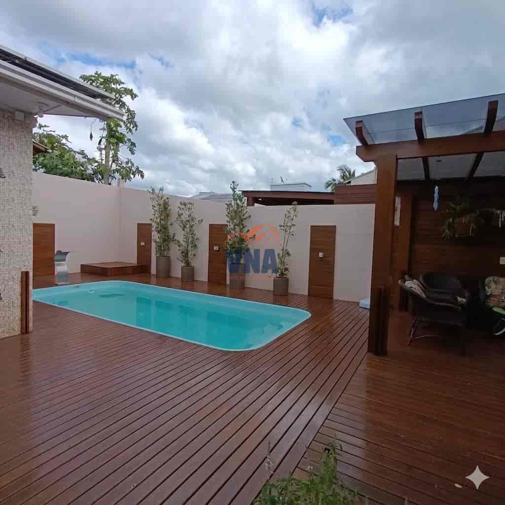 Casa com Piscina no Bairro Pioneiro!