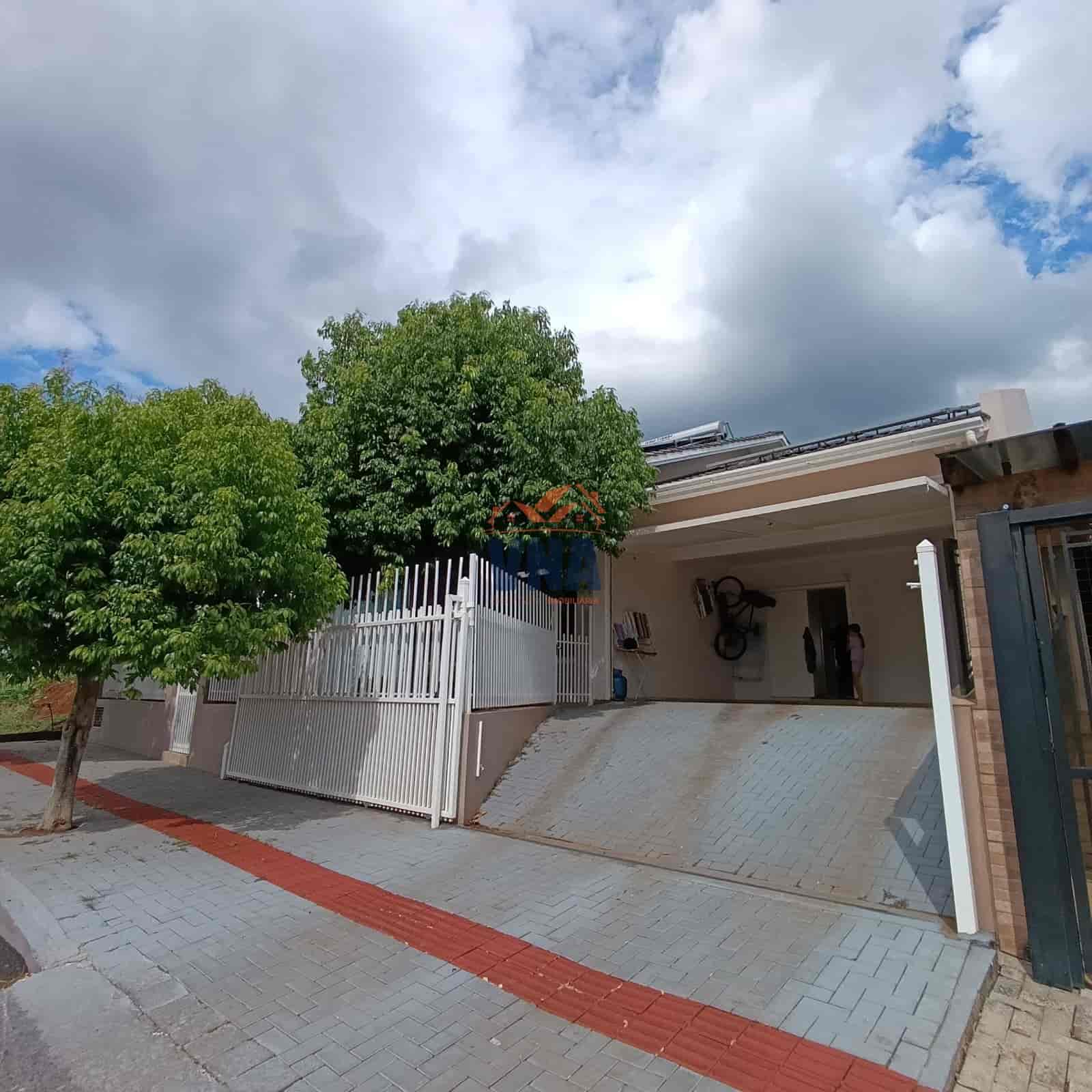 Casa com Piscina no Bairro Pioneiro!