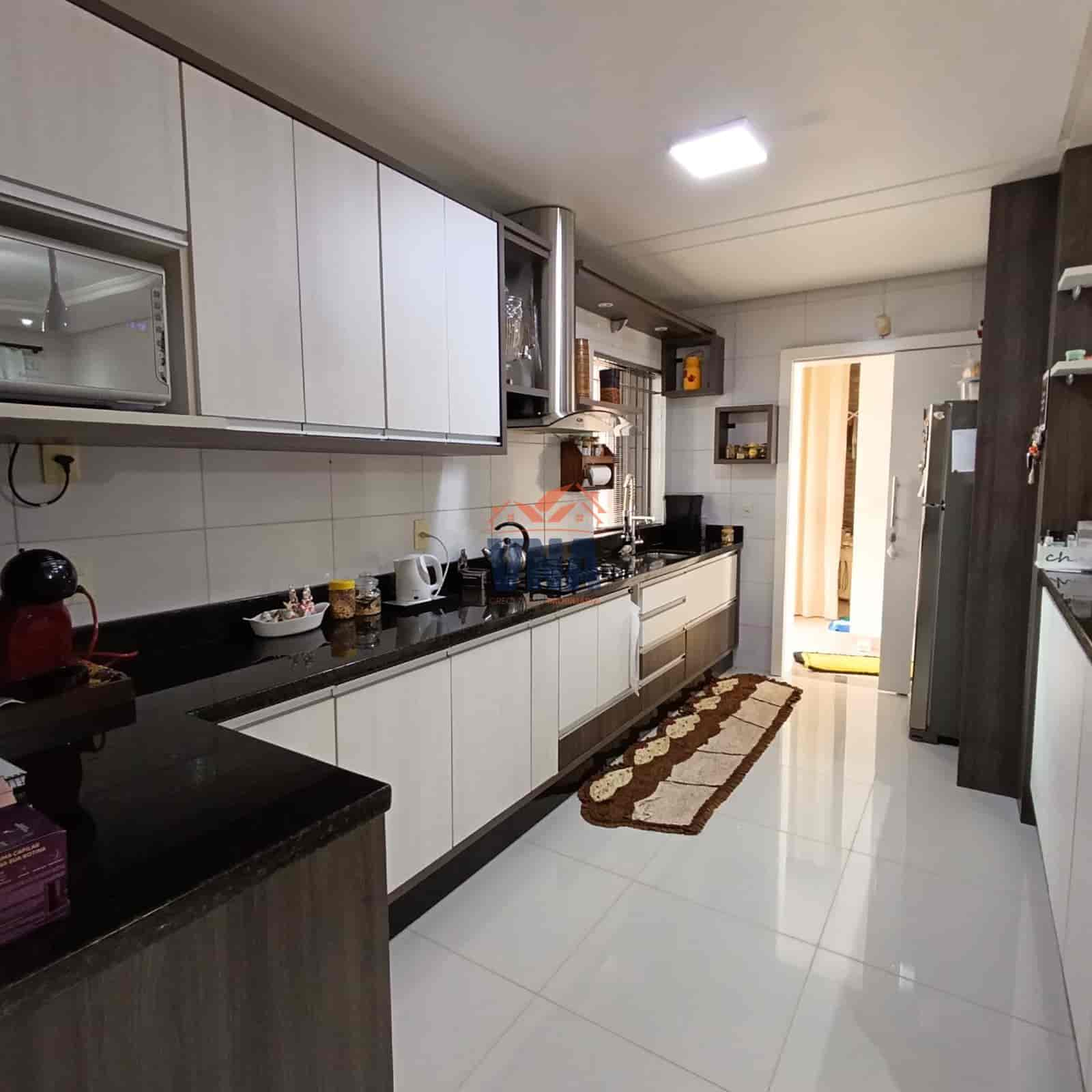 Casa com Piscina no Bairro Pioneiro!