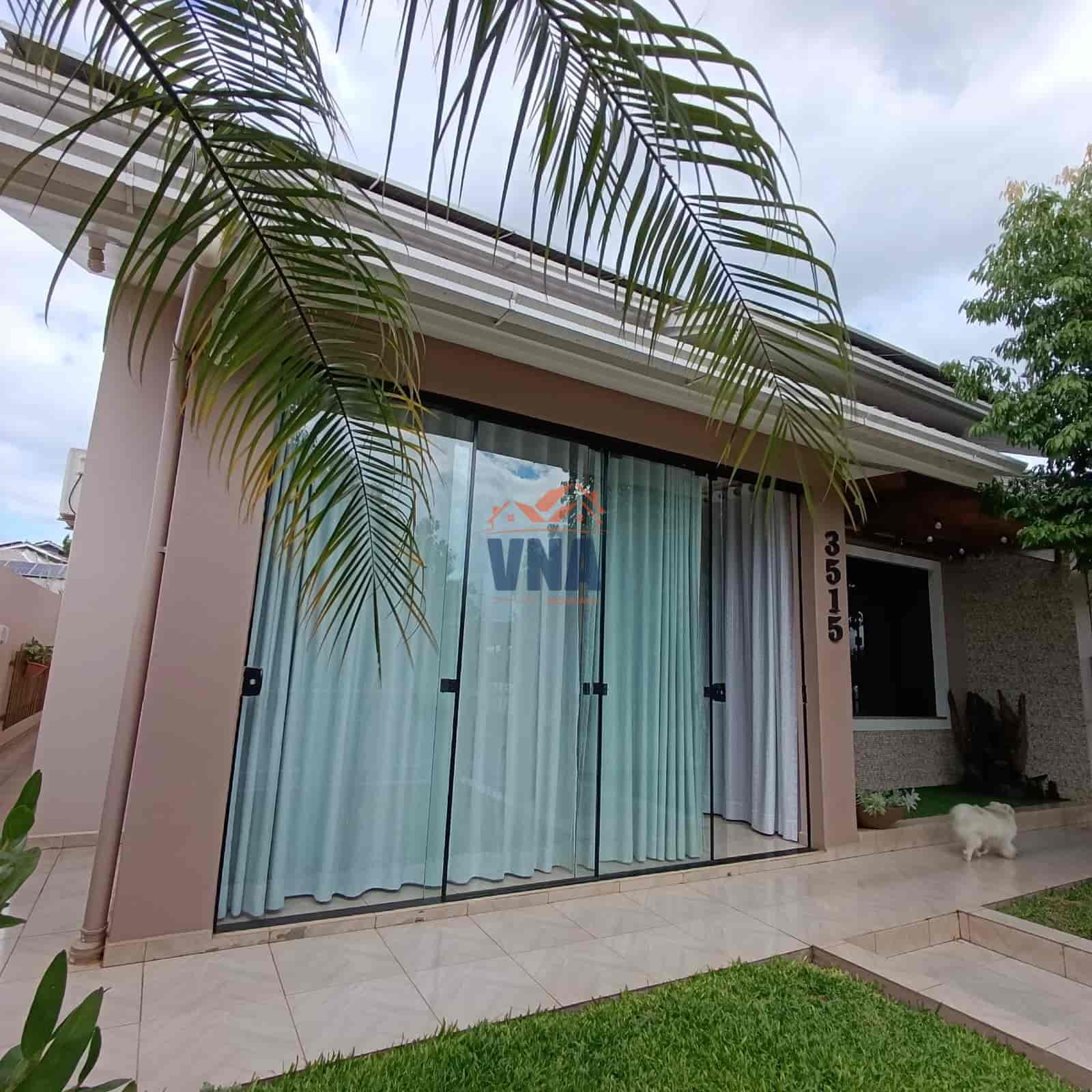 Casa com Piscina no Bairro Pioneiro!