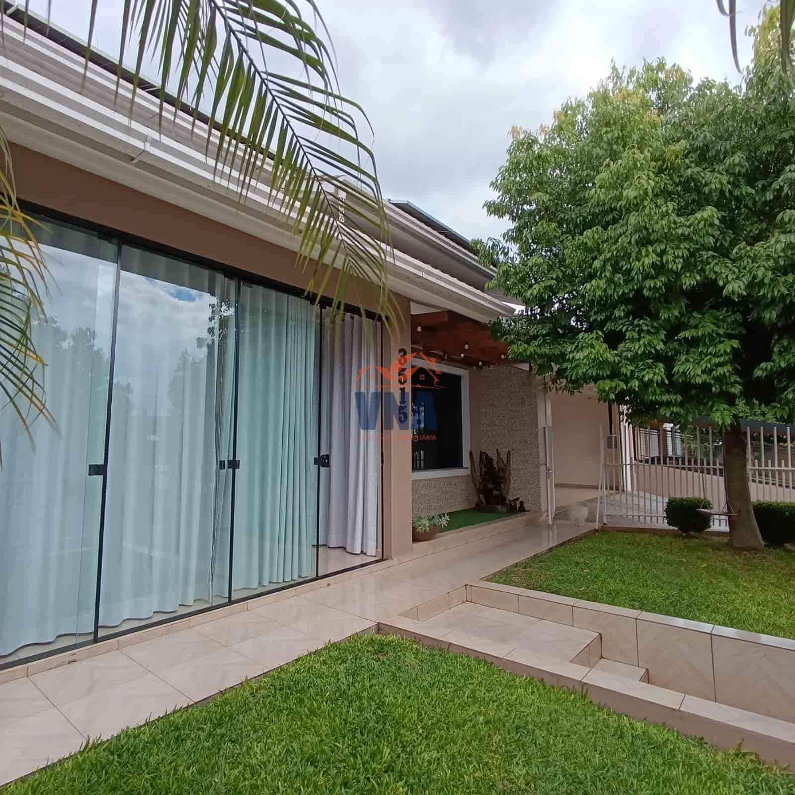 Casa com Piscina no Bairro Pioneiro!