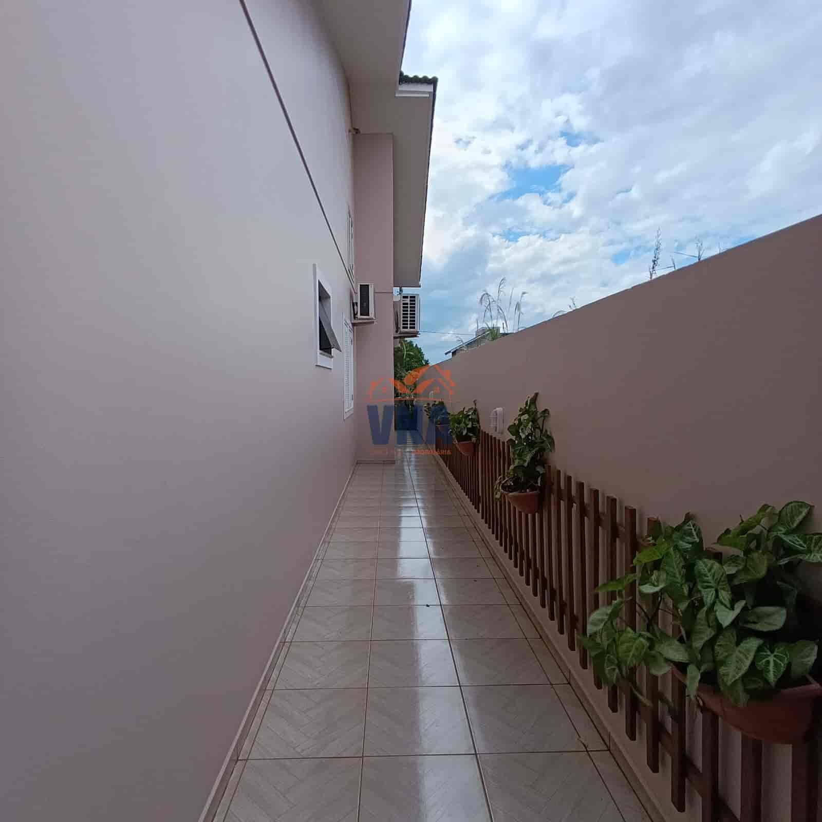 Casa com Piscina no Bairro Pioneiro!